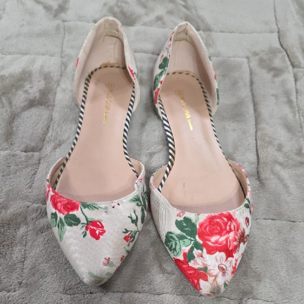 Wild Diva Lounge Womens Slip-On Flats Shoes‎ Cream W/Roses Sz 9 EUC